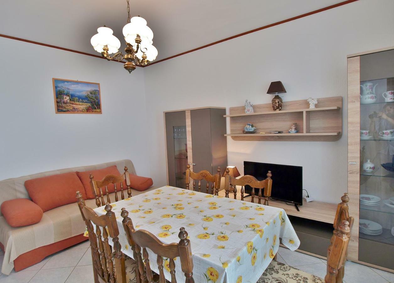Apartmani Andelo I Ruzica Mundanije ภายนอก รูปภาพ